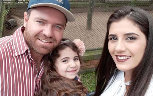 Parab&eacute;ns para o casal de empresarios Wesley Rette que comemora hoje seu anivers&aacute;rio e Renata (Farmais) que comemorou ontem. Na foto com a filha Luiza. Felicidades!!!