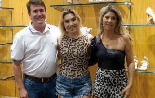 Considerada uma das mulheres mais bem vestidas do universo sertanejo atual, a cantora Naiara Azevedo fez uma visita &agrave; Loja Carmen Steffens em Coxim especialmente para escolher as combina&ccedil;&otilde;es de cores e estampas para criar composi&ccedil;&otilde;es &uacute;nicas para seu grand