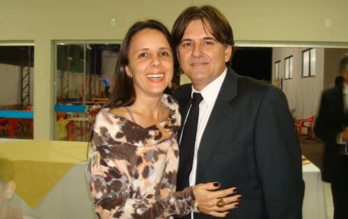 Edirson Jose Bezerra e Adriana Tonial Bezerra s&atilde;o os Festeiros da 122&ordf; Festa do Divino que acontece em Coxim todos os anos, como um dos maiores e melhores eventos do munic&iacute;pio. Aproveitar a oportunidade para desejar boa sorte ao casal e feliz anivers&aacute;rio 