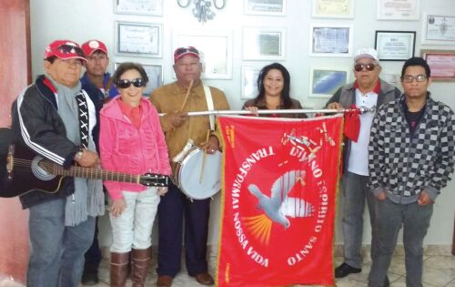 Luciene Gama recebendo a Bandeira do Divino na reda&ccedil;&atilde;o do D&iacute;ario do Estado pelo Alferes da Bandeira Raimundo Bezerra (Doquinha), Changa e os foli&otilde;es.