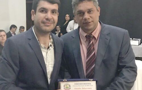 O empres&aacute;rio campograndense Jamilson Name recebendo t&iacute;tulo de Cidad&atilde;o Belavistense pelo amplo trabalho efetivo que sempre realizou na cidade.