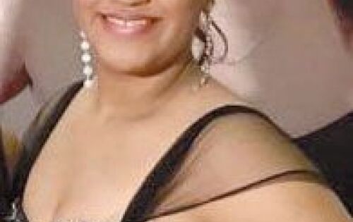 Uma bel&iacute;ssima festa nos moldes tradicionais com muito brilho e magia, aconteceu na noite do &uacute;ltimo s&aacute;bado (19), no Sal&atilde;o de Eventos Luni`s em Coxim, por ocasi&atilde;o da comemora&ccedil;&atilde;o dos 15 anos da debutante Maria Eduarda. Filha do Dr. Luiz Paulo Gomes Rossat