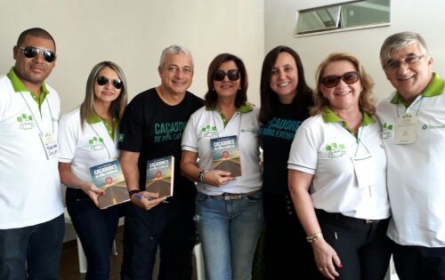 Roberto, Vera Franco, Eduardo, esta colunista, Yara, Cristiani Sozzo e Ivo Jardim ap&oacute;s o momento de aut&oacute;grafos do livro &ldquo;Ca&ccedil;adores de Bons Exemplos&rdquo;, um meio de mostrar aos brasileiros que somos capazes de construir um Pa&iacute;s melhor. Muito interessante. Pa