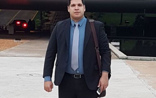 O advogado Dr. Jo&atilde;o Paulo Cestari Grotti recebeu na noite de quarta-feira na C&acirc;mara Municipal de Campo Grande a Comenda do M&eacute;rito Advocaticio. Brilhante profissional , ele integra a banca de advogados do pai Dr. Paulo Grotti que &eacute; refer&ecirc;ncia nacional no 