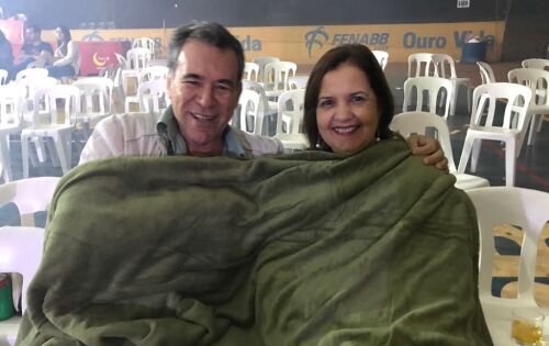 O mago das pesquisas e Presidente o Ipems Lauredi Borges Sandim liderando o maior grupo presente no Festival do Chamame. Ele e esposa s&atilde;o habitu&eacute;s e incentivadores da cultura e da m&uacute;sica raiz do estado.