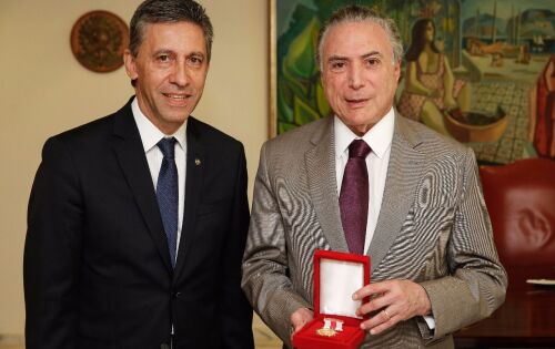 Dr. Esacheu Nascimento Presidente da Santa Casa de CG sendo condecorado pelo Presidente Michel Temer na tarde dessa quarta-feira. Ambos s&atilde;o amigos de longa data. Entrega da Comenda do Centen&aacute;rio Santa Casa ao Exmo Presidente da Rep&uacute;blica. Encaminhamento