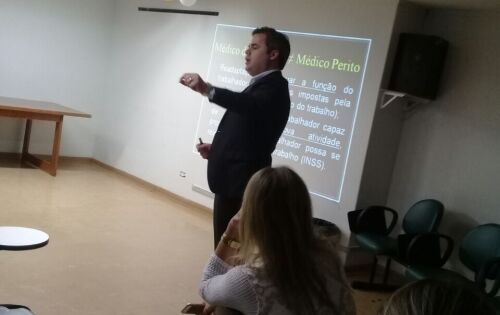 Um dos mais importantes m&eacute;dicos legistas, de tr&aacute;fego e do trabalho, Dr. Wagner Rocha em palestra na manh&atilde; dessa quinta - feira no HU para m&eacute;dicos residentes.