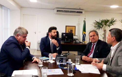 O secret&aacute;rio de Governo da Prefeitura de Campo Grande Dr. Ant&ocirc;nio Lacerda participou em Bras&iacute;lia de audi&ecirc;ncia no st&eacute;rio dos Esportes para conquistar para a capital uma pista de atletismo. O stro Leonardo Picciani deu sinal positivo para que a cidade tenha