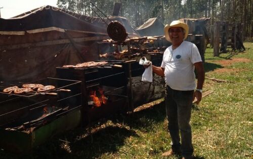 Paulo Nantes, mestre churrasqueiro, coordenou com maestria eventos em homenagem Nossa Senhora Aparecida.