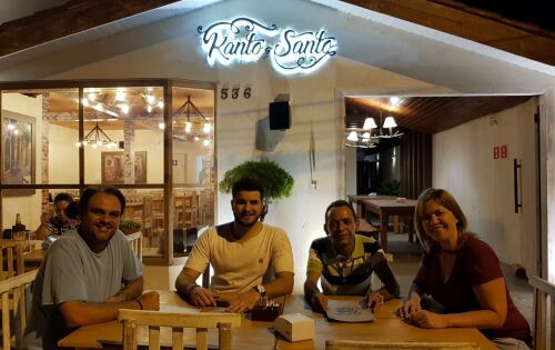 O Kanto Santo de Matheus Ortiz &eacute; a grande novidade da gastronomia de Campo Grande onde jovens bacanas frequentam o lugar que virou point tamb&eacute;m da classe pol&iacute;tica.