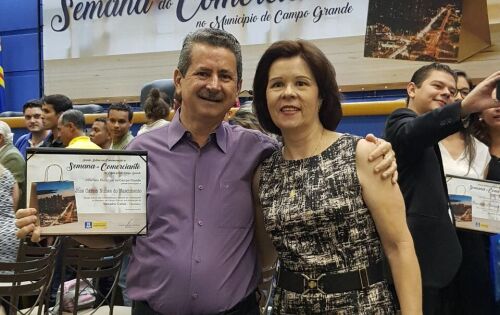 Um dos casais mais expressivos da vida comercial e empresarial de Campo Grande s&atilde;o homenageados pela C&acirc;mara Municipal . Jos&eacute; Carlos Nunes do Nascimento e Maria Joanice Depoli Nascimento s&atilde;o propriet&aacute;rios do Dep&oacute;sito Aroeira garantindo muitos empregos dire