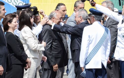 O senador Pedro Chaves recebeu em Bras&iacute;lia nessa segunda - feira a Medalha do M&eacute;rito Aeron&aacute;utico das m&atilde;os do Presidente Michel Temer.