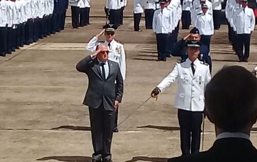 Ele foi o paraninfo no Dia do Aviador e da FAB comemorado nessa segunda - feira. O Brigadeiro - do - Ar M&aacute;ximo Ballattore Holand escreveu seu nome no &aacute;lbum memor&aacute;vel da For&ccedil;a A&eacute;rea com lisura e um comportamento elogiavel por todos que acompanharam sua bri