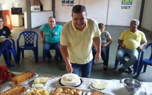 Rafael Gonz&aacute;lez, um dos mais importantes e prestigiados l&iacute;deres sindicais do Estado comemora hoje o seu anivers&aacute;rio junto com seus colegas de diretoria do Sinttel- Sindicato dos Trabalhadores em Telecomunica&ccedil;&otilde;es do Estado. Ele &eacute; o presidente em terceiro m