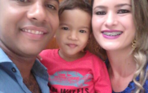 Parab&eacute;ns para Sidney Almeida Vasconselos (Inviol&aacute;vel base de Coxim) que no &uacute;ltimo s&aacute;bado 28 comemorou mais um ano de vida. Na foto ao lado da esposa Ana Paulo e do filho Samuel. Felicidades!!!