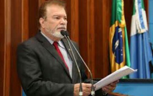 Num dos raros momentos de sincronismo e afagos com seus eleitores, o deputado estadual Maur&iacute;cio Picarelli mostrou sua popularidade na Feira Livre de Campo Grande. Teve que provar soba e espetinho em quatro boxs diferentes, tirou selfies e deu aut&oacute;grafos.