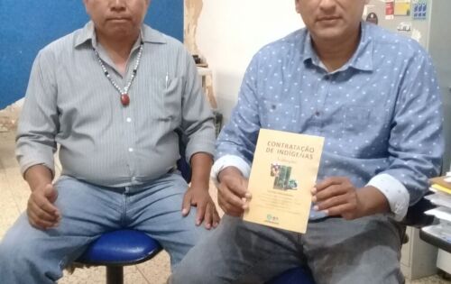 Jos&eacute; Carlos Pacheco e Evanildo da Silva ambos da ea Terena na divulga&ccedil;&atilde;o da Cartilha de Contrata&ccedil;&atilde;o de Ind&iacute;genas e do Encontro Estadual de Trabalhadores ( as) Ind&iacute;genas do MS que ocorre dias 10 e 11 a partir das 19:30 hs no Teatro da UCDB em Campo Grande.