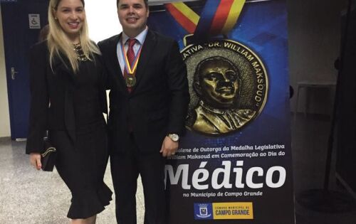O m&eacute;dico Dr. Wagner Rocha Pires de Oliveira foi homenageado na C&acirc;mara Municipal de Campo Grande na noite dessa quarta - feira com a Medalha do M&eacute;rito M&eacute;dico concedida aos profissionais de grandes servi&ccedil;os prestados na medicina. O vereador Airton Ara&uacute;jo f