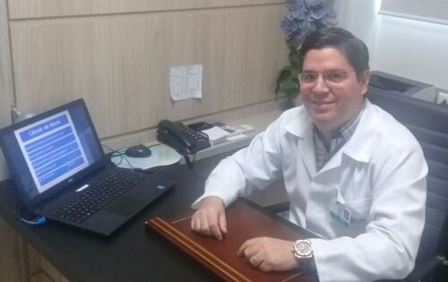 O m&eacute;dico mastologista Dr. Victor Rocha resiste como pode aos in&uacute;meros convites que recebe para se lan&ccedil;ar candidato para um cargo eletivo ano que v&ecirc;m. A medicina &eacute; o seu foco no momento.