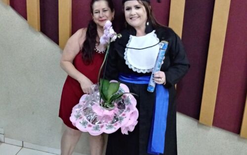 Analista do TJ MS &Iacute;ris Gabriela Santos da Silva colou grau em Gradua&ccedil;&atilde;o de Adm P&uacute;blica pela UFMS.