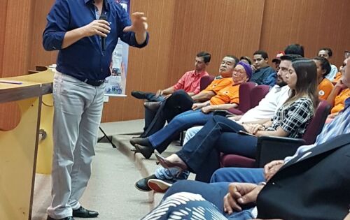Dep. J&uacute;nior Mochi discursando em reuni&atilde;o ontem na C&acirc;mara Municipal de Camapu&atilde;.