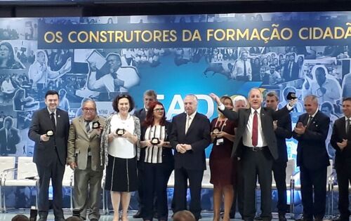 O presidente Michel Temer compareceu na Funda&ccedil;&atilde;o Ulisses Guimar&atilde;es para homenagear quem cuida da educa&ccedil;&atilde;o no Brasil com excel&ecirc;ncia. A presidente da FUG do MS Maria Emilia Sulzer esteve presente.