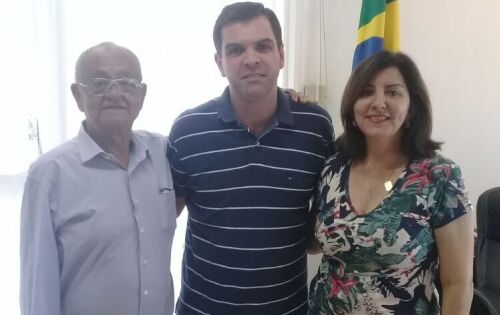 *** Esta colunista e Rubens Dantas fazendo uma visitinha e desejando boa sorte ao amigo Carlos Alberto Coimbra que tomou posse a poucos dias atr&aacute;s como Secret&aacute;rio de sa&uacute;de do Estado. Carlos Alberto Coimbra, pessoa certa, no lugar certo!!