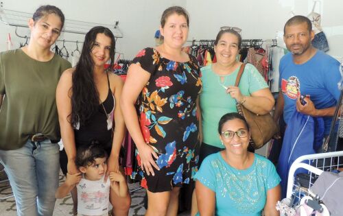 *** Ontem foi inaugurada em Coxim a mais nova loja, Moda 20 - Pre&ccedil;o &Uacute;nico que, tamb&eacute;m possui uma filial em Pedro Gomes. Os propriet&aacute;rios e empres&aacute;rios Franciele Freitas e Noe Benicio convidam a todos para visitar e conferir as novidades da loja. Na foto a