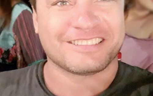 *** Meu carinho e parab&eacute;ns de hoje (15) vai para o amigo, colaborador, cabeleireiro e professor Rodrigo Souza pelo seu anivers&aacute;rio. Desejamos que voc&ecirc; seja muito feliz e continue sempre essa pessoa din&acirc;mica, linda e determinada. Parab&eacute;ns pelo seu niver!! 
