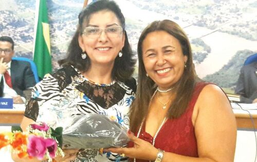 *** Quero agradecer a vereadora L&uacute;cia da AAVC pelo carinho e pela homenagem inesperada que recebi na sess&atilde;o Solene em comemora&ccedil;&atilde;o ao Dia Internacional da Mulher. Meu carinho e respeito a essa valorosa mulher guerreira. 