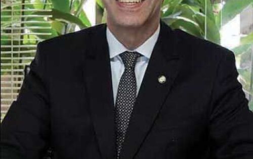 *** A vereadora L&uacute;cia da AAVC escolheu agraciar o advogado e atual Diretor-presidente da Santa Casa de Campo Grande Esacheu Nascimento com o T&iacute;tulo de Cidad&atilde;o coxinense, pelo trabalho s&eacute;rio e respeitoso que tem realizado desde que assumiu a dire&ccedil;&atilde;o. L&uacute;ci