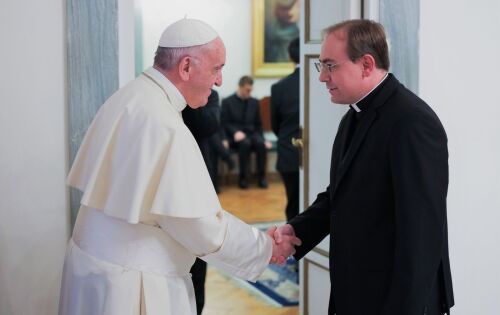 *** Padre Micael visitando e recebendo as b&ecirc;n&ccedil;&atilde;os do Papa Francisco no in&iacute;cio do m&ecirc;s. 