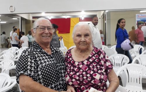 *** O culto de domingo na Igreja ADNA foi totalmente voltado em comemora&ccedil;&atilde;o ao Dia das M&atilde;es. A m&atilde;e mais idosa da noite foi dona Carolina que aparece na foto ao lado da filha Esther. Dona Carolina vai completar 102 anos em agosto. 
