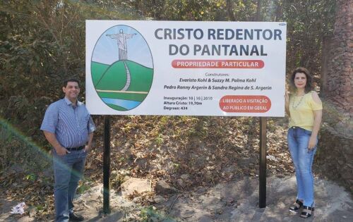 ***O Cristo Redentor do Pantanal &eacute; uma r&eacute;plica do monumento do Cristo Redentor do Rio de Janeiro, o Cristo Redentor do Pantanal, curiosamente erguido no topo do Morro do Criminoso, tem, no m&iacute;nimo, muita hist&oacute;ria para contar. Coxinenses e turistas com capa