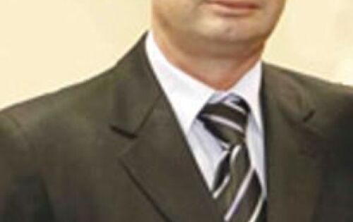 *** Quem comemora amanh&atilde; mais um anivers&aacute;rio &eacute; o ex-prefeito de Sonora e candidato a suplemente do senador Moka, Zelir Antonio Maggioni, o Mano. Nossos Parab&eacute;ns!
