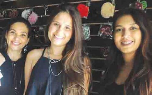 ***Jayne Samara Dantas de Freitas ladeada pelas colaboradoras durante a inaugura&ccedil;&atilde;o da Mo&ccedil;a Biju.
