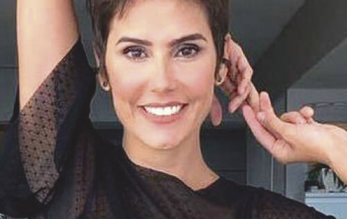 *** Deborah Secco fica arrasada ap&oacute;s perder trof&eacute;u no Doming&atilde;o do Faust&atilde;o. A atriz Deborah Secco n&atilde;o escondia de ningu&eacute;m a ansiedade pelo resultado do Melhores do Ano, e deixou claro, v&aacute;rias vezes, que ficaria feliz com a vit&oacute;ria. Ela foi indicada na cate