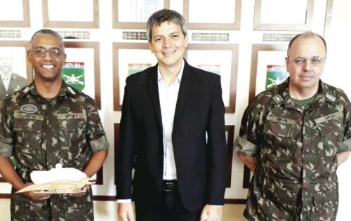***O Prefeito de Coxim Alu&iacute;zio S&atilde;o Jos&eacute; esteve na ter&ccedil;a-feira, no gabinete do Comando do 47&deg;BI, para se despedir do Cel. Inf. Everton Laureano Pedro que deixa o Comando nesta sexta-feira. A Passagem de Comando acontece hoje as 19h30, quando assumir&aacute; o Ten