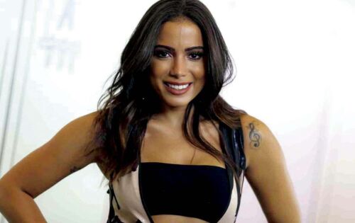***Quem acompanha as redes sociais de Anitta sabe que a cantora passa boa parte de seu tempo a bordo de avi&atilde;o para dar conta de sua agenda apertada de compromissos nos mais diferentes pontos do Brasil e do mundo. Mas isso n&atilde;o quer dizer que a &ldquo;Poderosa&rdquo; n&atilde;o sinta aquele frio na barriga enquanto est&aacute; em pleno ar. A artista admitiu em v&iacute;deo publicado no Stories na madrugada dest que fica bastante nervosa durante os voos. Ainda segundo o desabafo feito ap&oacute;s show, o medo de avi&atilde;o voltou ap&oacute;s o problema ter sido controlado por um tempo.