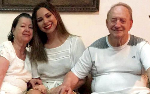 ***Parab&eacute;ns para Celso Oswaldo Senger que hoje comemora mais um ano de vida. Na foto ao lado da esposa Cleci Terezinha Senger e da neta Maite Lopes Senger. Felicidades!!!