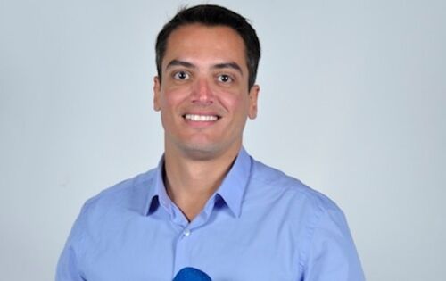  *** Depois que decidiu se mudar do Rio de Janeiro para S&atilde;o Paulo para se afastar das drogas, o jornalista Leo Dias seguiu para a casa da amiga L&iacute;via Andrade, com quem comanda diariamente o programa Fofocalizando, do SBT. Hospedado na resid&ecirc;ncia da colega de emissora, o carioca revelou em seu Twitter algumas curiosidades bem inusitadas sobre a mans&atilde;o da modelo. &ldquo;Isso aqui &eacute; enorme e longe de tudo. N&atilde;o tem barulho, n&atilde;o tem wifi e sinal de telefone. Bateu um leve desespero&rdquo;, confessou ele.