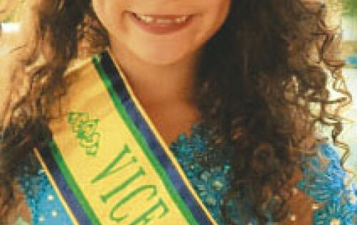 *** Essa garotinha linda, &eacute; a Vice-Miss Brasil Infantil, Elo&aacute; Marques, da Turma do Raul Gil do SBT. Ela estar&aacute; em Rio Verde no pr&oacute;ximo dia 23. &Eacute; que, a Prefeitura Municipal de Rio Verde, atrav&eacute;s da Assessoria Especial de Cultura, apresenta a pr&oacute;xima edi&ccedil;&atilde;o do Miss Brasil Infantil, cuja seletiva ser&aacute; no munic&iacute;pio, para meninas e meninos entre 1 a 18 anos, que queiram participar do concurso de abrang&ecirc;ncia nacional. A seletiva rioverdense, ser&aacute; realizada no dia 23 de fevereiro &agrave;s 14h, no audit&oacute;rio da Prefeitura Municipal. Dividido em etapas estaduais e municipais, os organizadores do evento querem encontrar a menina mais bonita do Pa&iacute;s. Rio Verde foi agraciada com a seletiva.