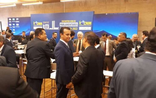 ***A Confedera&ccedil;&atilde;o Nacional dos Munic&iacute;pios CNM realiza agora pela manh&atilde; um caf&eacute; da manh&atilde; com os parlamentares para apresentar pautas que s&atilde;o de interesse dos mun&iacute;cipios e em especial a previd&ecirc;ncia. Deputados, Senadores e prefeitos de diversas cidades brasileiras est&atilde;o presentes e muitos reclamando do atendimento dado pelo atual governo aos assuntos encaminhados pelos parlamentares que os representam no Congresso Nacional.