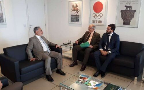 ****Deputado Federal em primeiro mandato, o m&eacute;dico cardiologista Dr. Luiz Ovando ( PSL MS) j&aacute; consegue movimentar sua agenda com muita habilidade nos primeiros dias de mandato. Na manh&atilde; dessa quarta-feira esteve com o Secret&aacute;rio Nacional dos Esportes General Marco Aur&eacute;lio e apresentou algumas reivindica&ccedil;&otilde;es e um convite para que o secret&aacute;rio se fa&ccedil;a presente em importante evento ligado ao esporte. O General Marco Aur&eacute;lio &eacute; corumbaense.