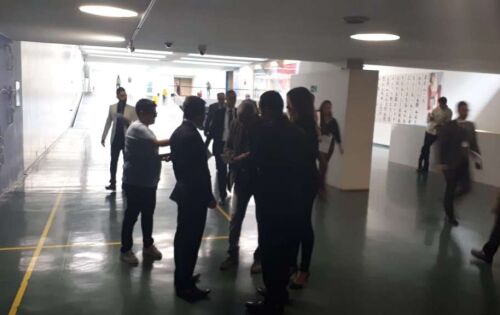 Deputado Federal Tiririca dando aut&oacute;grafos no sagu&atilde;o da C&acirc;mara dos Deputados.
