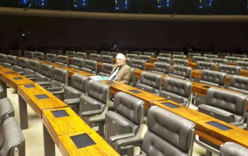 ***Numa sess&atilde;o vazia de quinta feira no Plen&aacute;rio da C&acirc;mara dos Deputados a presen&ccedil;a solit&aacute;ria do m&eacute;dico e deputado federal Dr. Luiz Ovando ( PSL MS) um dos raros parlamentares na sess&atilde;o.