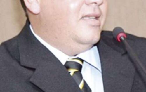 *** O ex-presidente da C&acirc;mara Municipal de Sonora Ezequiel Reginaldo dos Santos, foi mencionado durante sess&atilde;o por todos os vereadores. Foi muito elogiado pela postura seria e respeitosa, durante seu mandato quando presidiu a Casa em 2017 e 2018. Ezequiel sempre presou pela transpar&ecirc;ncia, ao divulgar os editais e atos p&uacute;blicos da C&acirc;mara de Sonora atrav&eacute;s do nosso jornal, e atrav&eacute;s da transmiss&atilde;o ao vivo feita pelo Site Edi&ccedil;&atilde;o de Not&iacute;cias. S&atilde;o raros os pol&iacute;ticos hoje, que querem que &agrave; popula&ccedil;&atilde;o tomem conhecimento de suas a&ccedil;&otilde;es. 