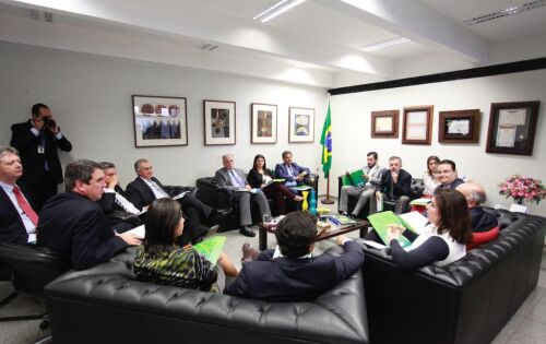 O senador Nelsinho Trad (PSD-MS) foi eleito coordenador da bancada do Mato Grosso do Sul, no Congresso Nacional,  na ter&ccedil;a-feira (19). A elei&ccedil;&atilde;o aconteceu com a presen&ccedil;a do governador Reinaldo Azambuja, os tr&ecirc;s  senadores e os oito deputados federais, que elegeram o senador  por aclama&ccedil;&atilde;o. Trad destacou que far&aacute; que uma agenda de acordo com as prioridades do estado e reiterou que a bancada est&aacute; unida em prol dos sul-mato-grossense.  