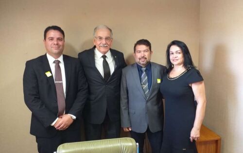 Andr&eacute; Nezzi, Prefeito de Caarap&oacute;, visitou na manh&atilde; de hoje diversos parlamentares do estado. Fez quest&atilde;o de abra&ccedil;ar o Deputado Federal Dr. Luiz Ovando para discutir quest&otilde;es da sa&uacute;de para a melhoria do setor da cidade.
