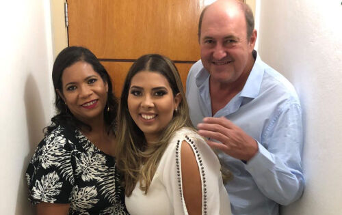***Felicidades para a querid&iacute;ssima advogada Estella T. Dresch pela passagem do seu anivers&aacute;rio ocorrido no dia 19. Atualmente Estella est&aacute; passando uma temporada em Berlim na Alemanha. Curta essa maravilhosa fase da sua vida com muita sa&uacute;de e felicidade. Estella ladeada pelos pais, Neiva e Renato Dresch.
